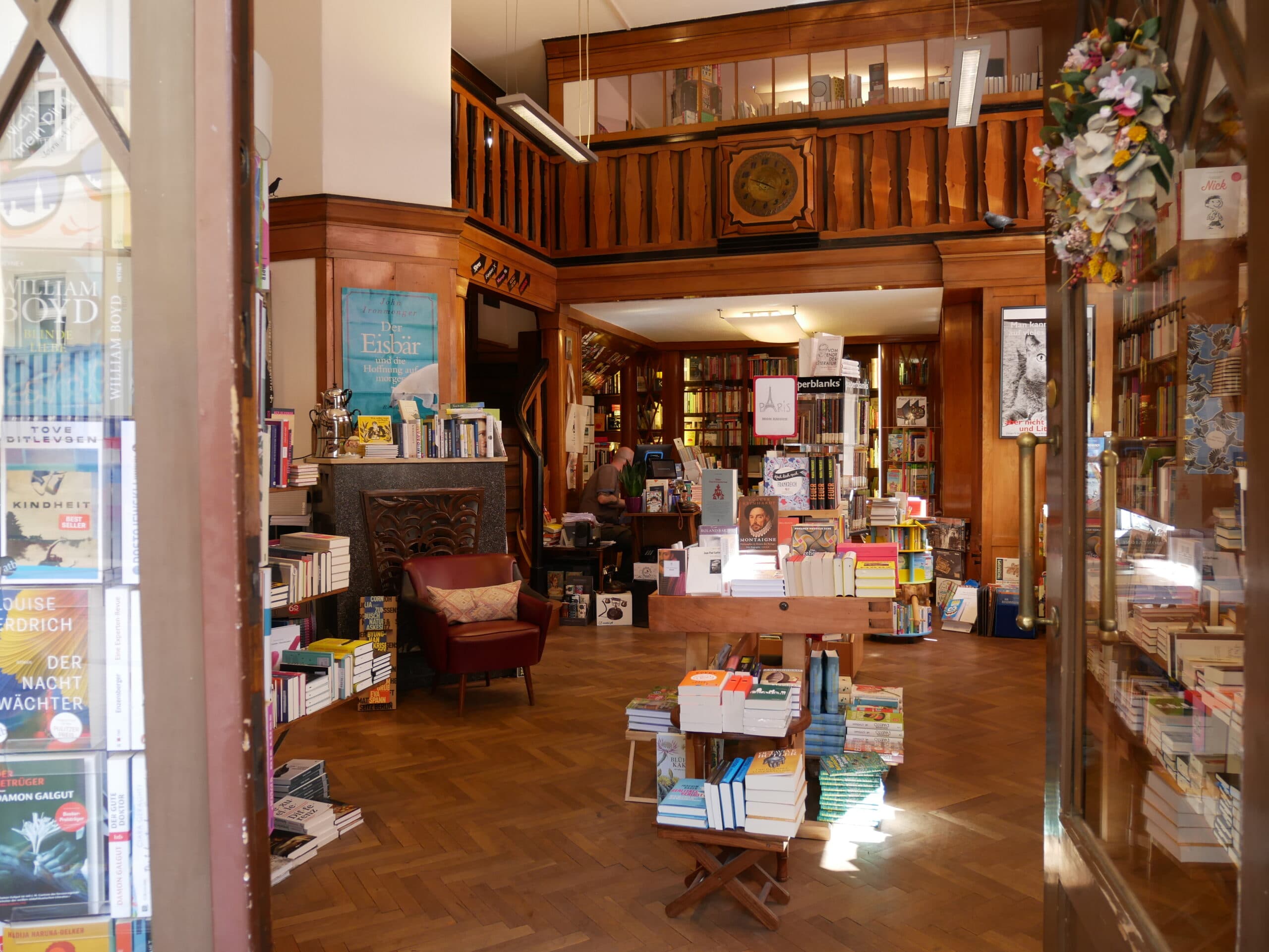 Büchertisch mit Neuerscheinungen in der Buchhandlung Analog