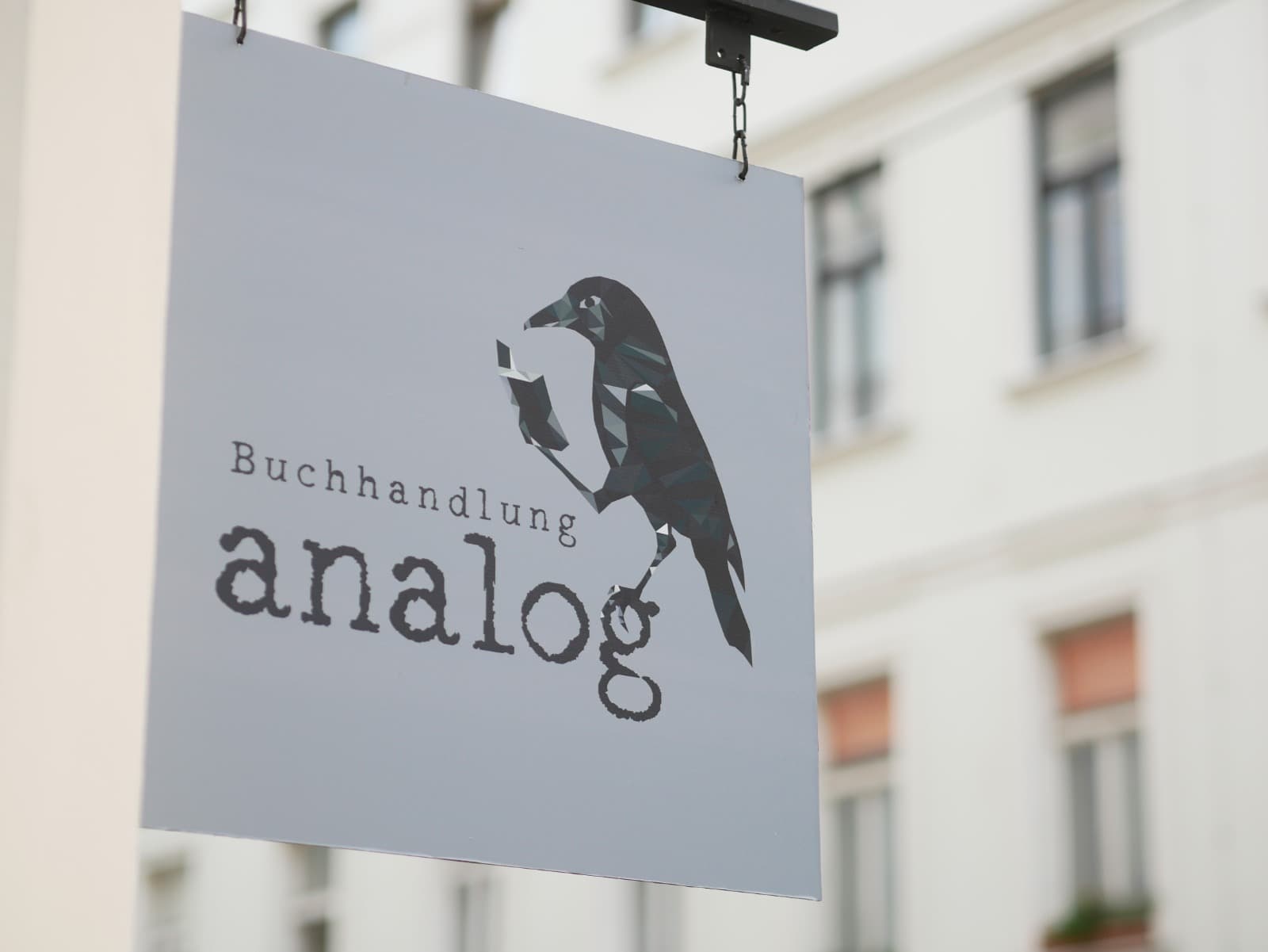 Das Schild der Buchhandlung Analog von außen